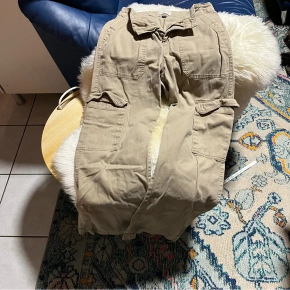 Universal Thread Ladies Khaki Cargo Pants - Picture 2 of 6